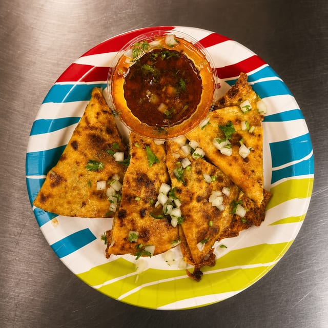 QUESADILLA DE BIRRIA.