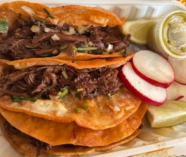 3 TACOS DE BIRRIA.